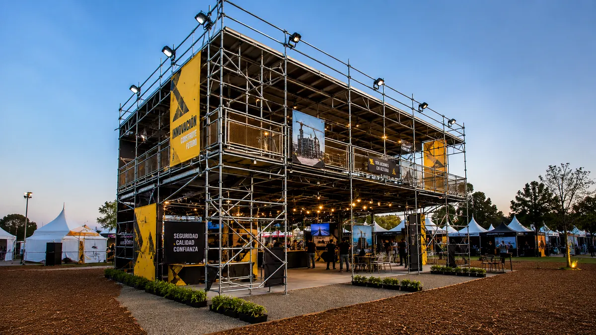 Estructura temporal de andamio utilizada en un espacio para ferias o eventos.