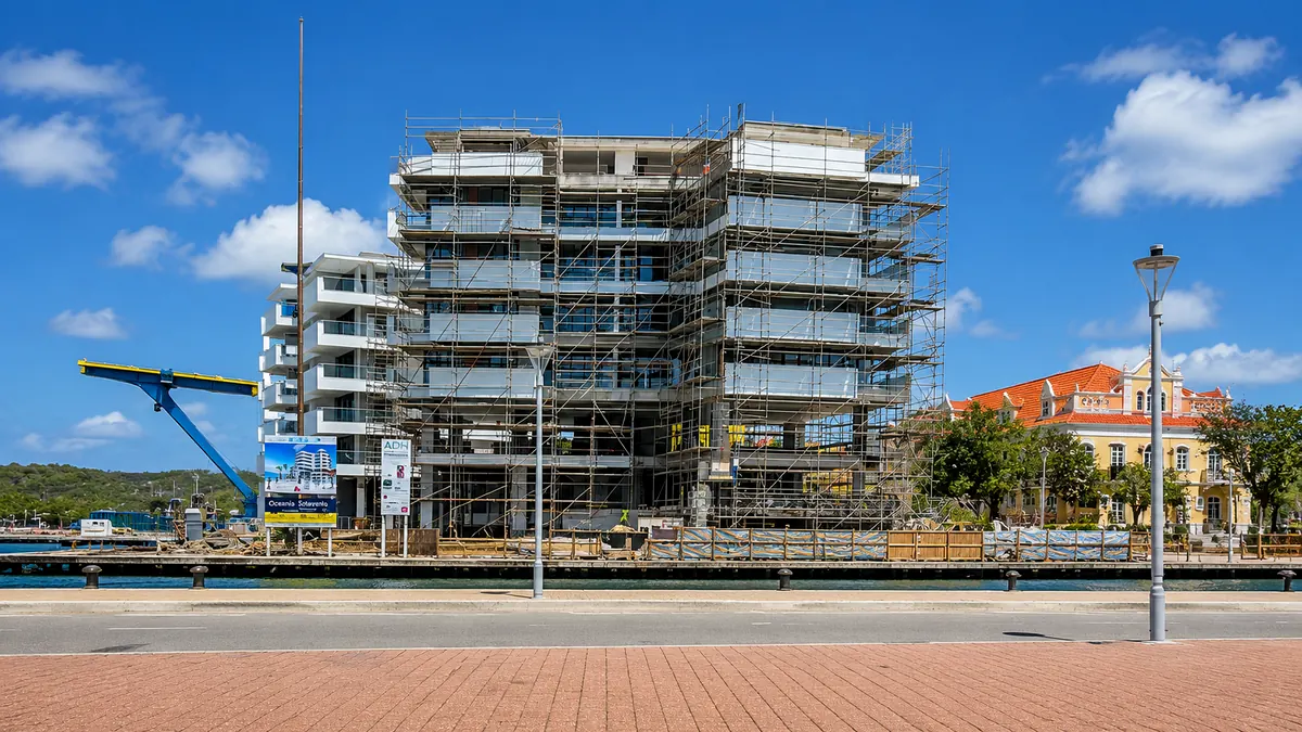 Andamio instalado alrededor de una edificación en un entorno hotelero.