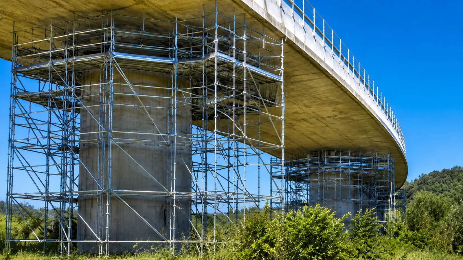 Sistema de andamios Ringlock instalado en una estructura de infraestructura.