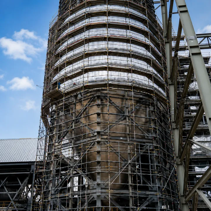 Sistema de andamios instalado en estructura industrial