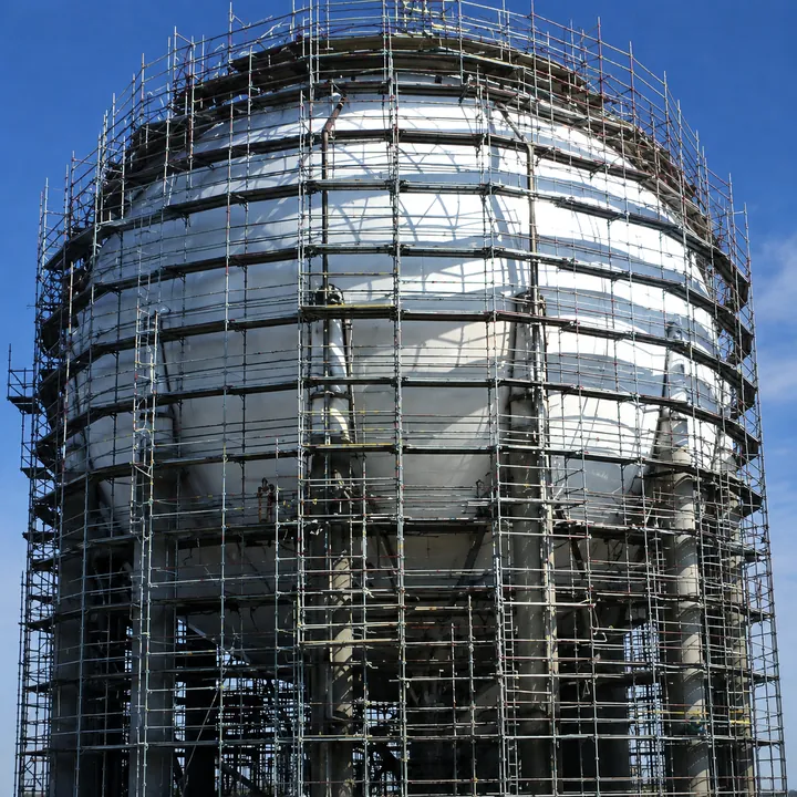 Andamio multidireccional instalado alrededor de una estructura